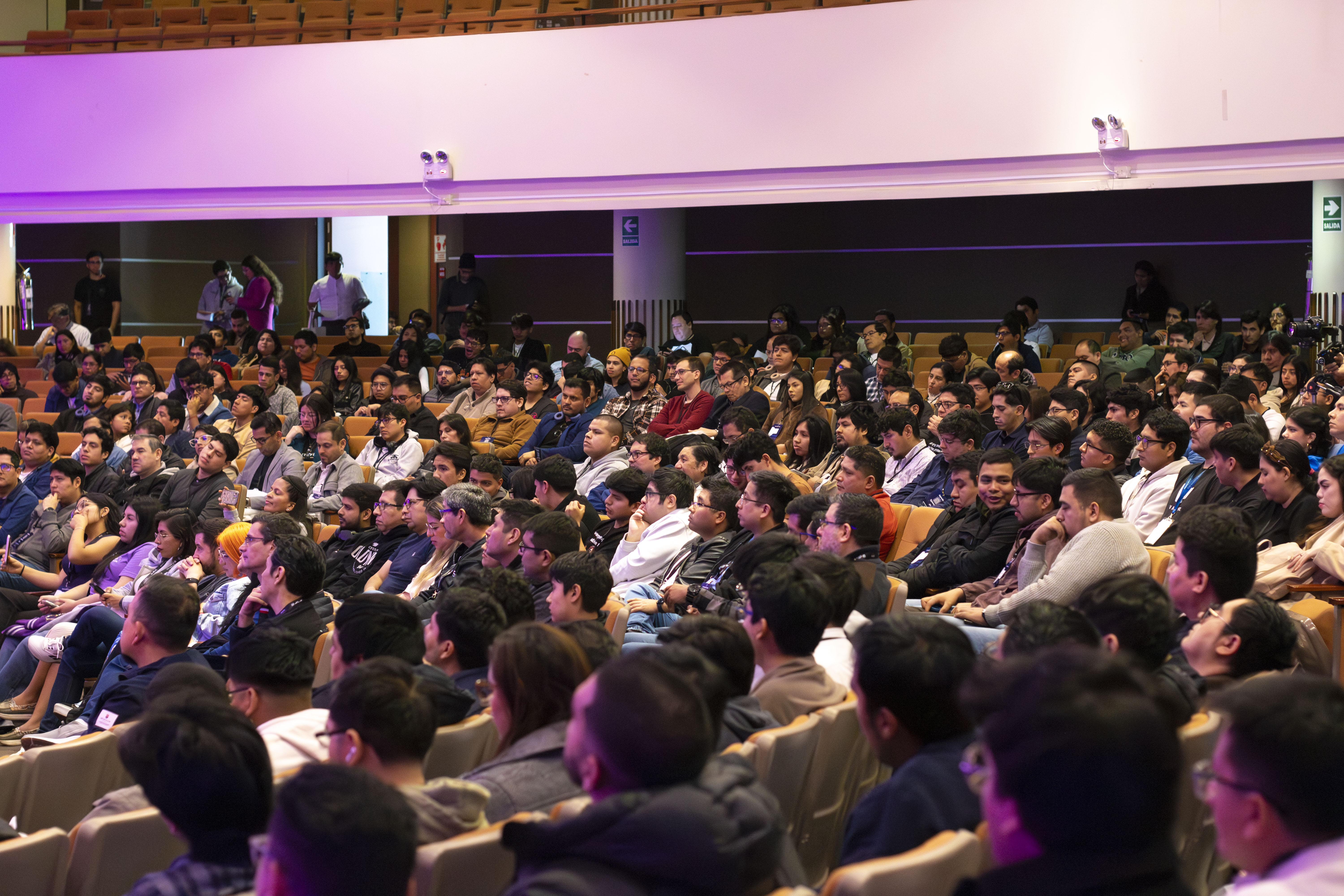 Personas en una foto del Fest de AWS